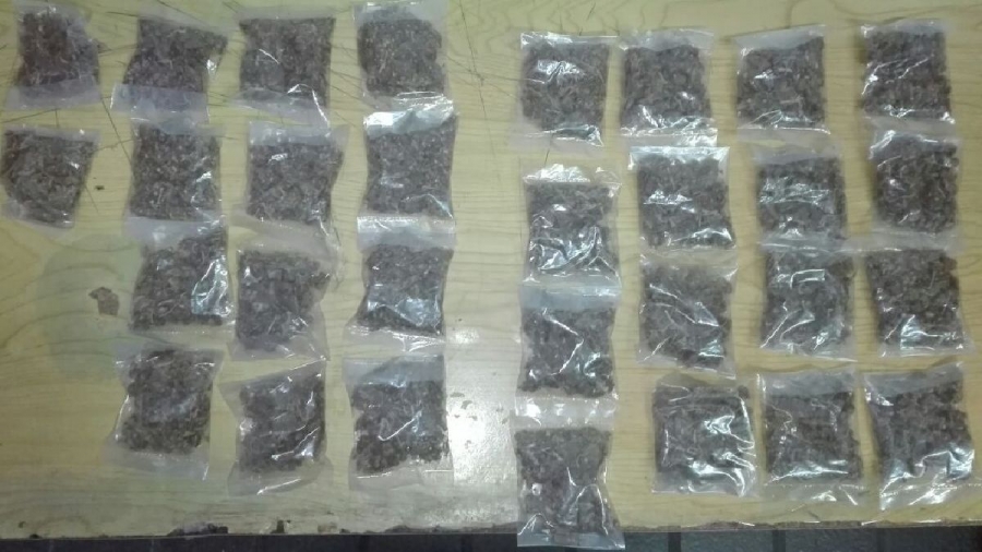 Arrestan a tres jóvenes que presuntamente tenían droga