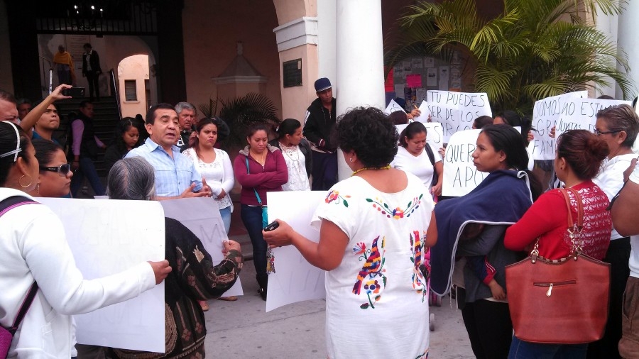 Se manifiestan mujeres comerciantes del grupo “Bazares Unidos los Arcos”