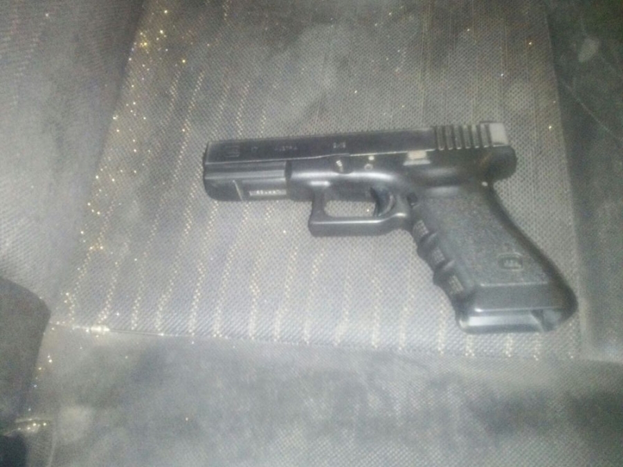 Arrestan a un motociclista en posesión de una pistola