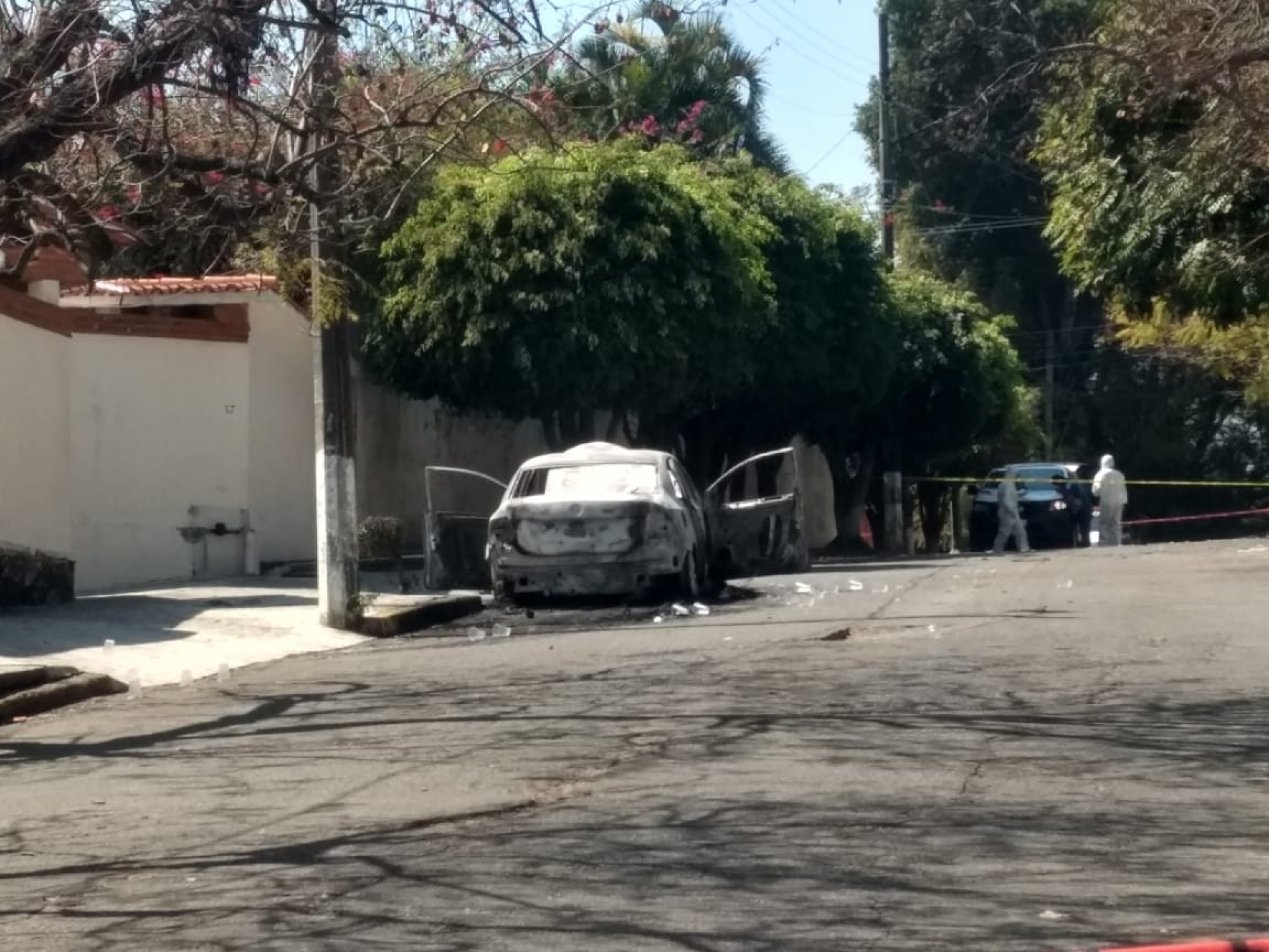 Grupo armado incendia vehículo y dispara contra vivienda, en Lomas de Atzingo