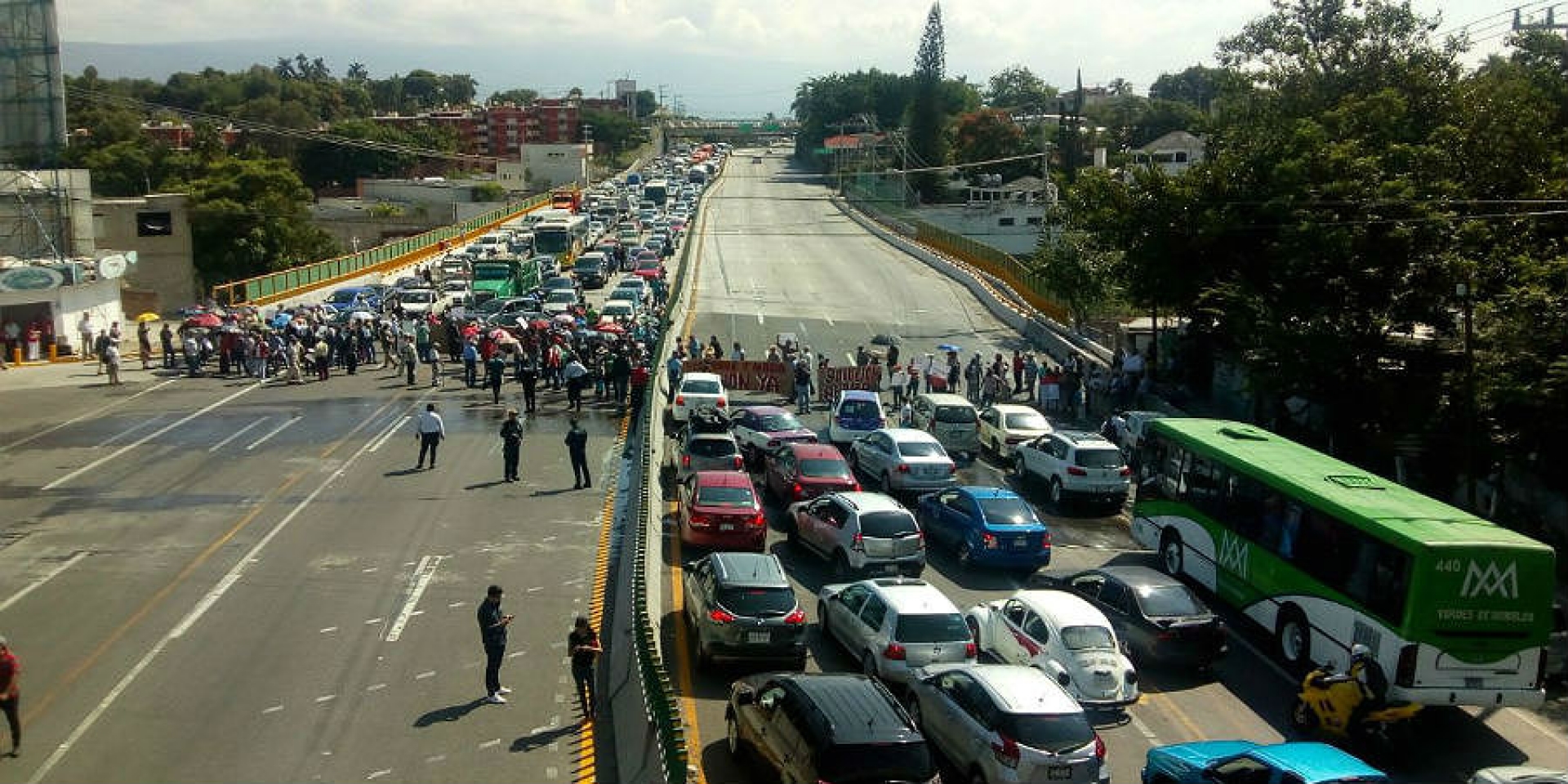 Bloquean ciudadanos el paso exprés