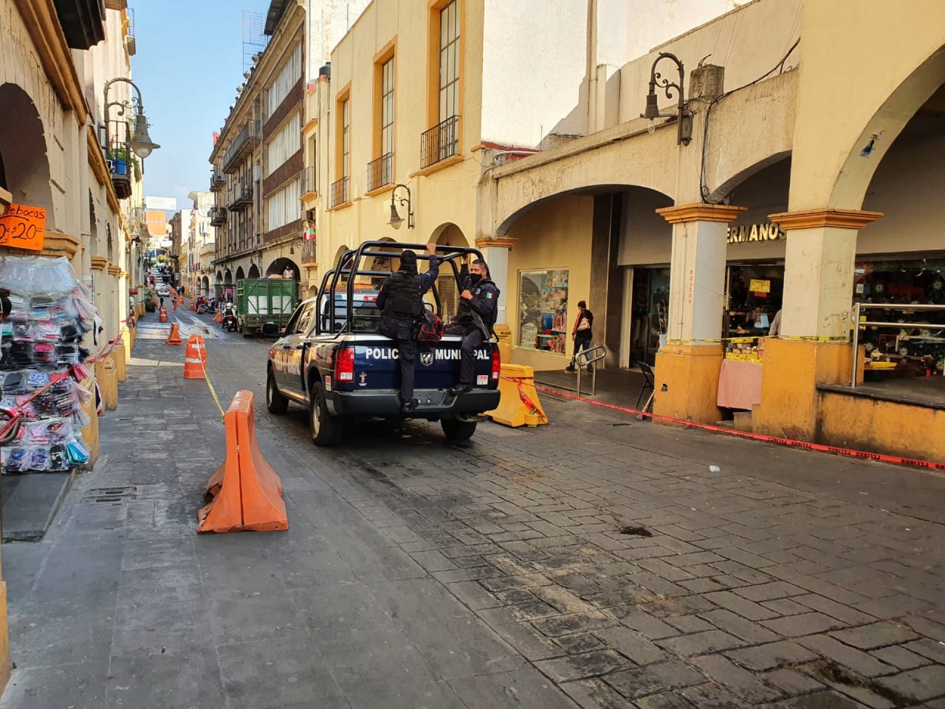 Resguardan policías y PC calle Guerrero del centro de Cuernavaca