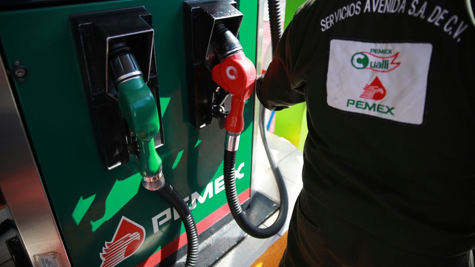 Hacienda quiere que pagues menos por la gasolina y sube el estímulo para la Magna de 1.95% a 15.72%