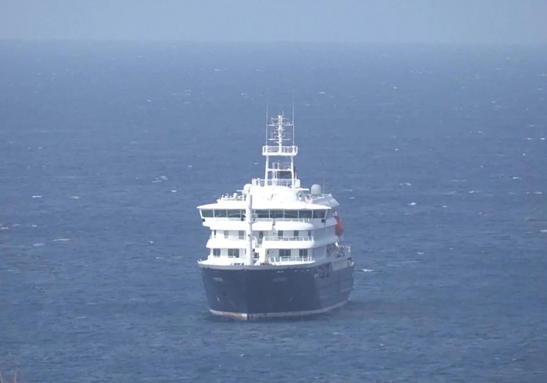 Preparan evacuación de tres personas por brote de hantavirus en crucero