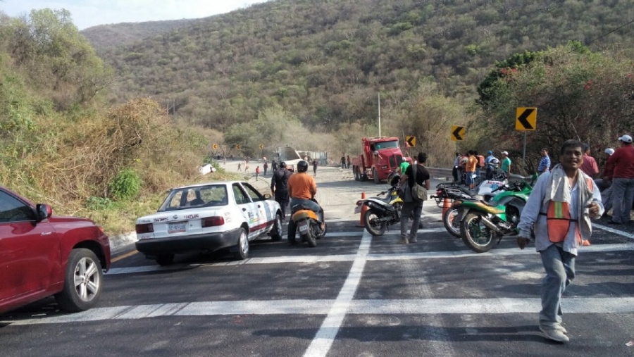 Volcadura de tráiler provocó una carambola