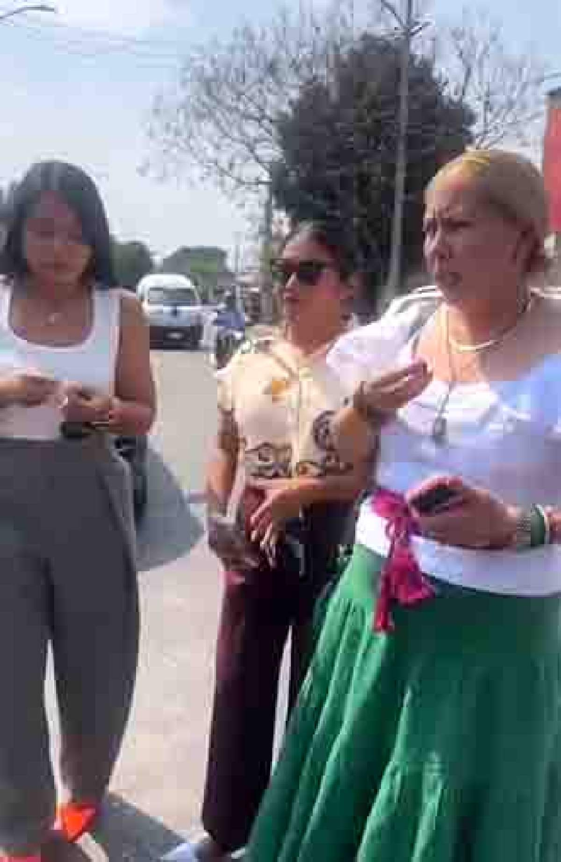 Regidoras de Cuautla protagonizan escándalo por venta de huevo en colonias