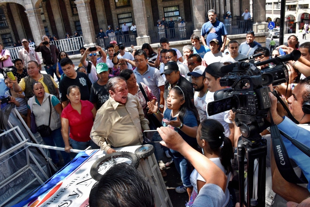 Ambulantes pelean por espacios frente a líderes sindicales y autoridades
