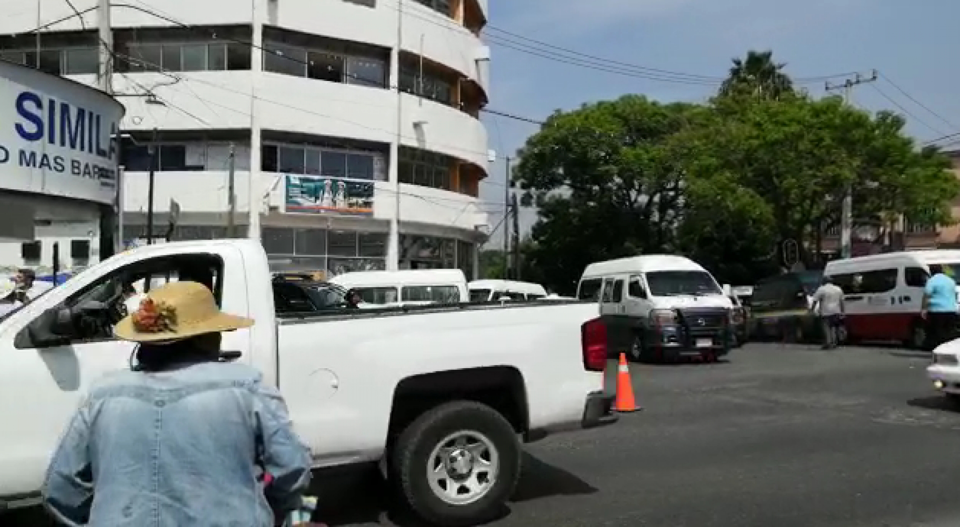 Bloquearon transportistas la avenida Plan de Ayala