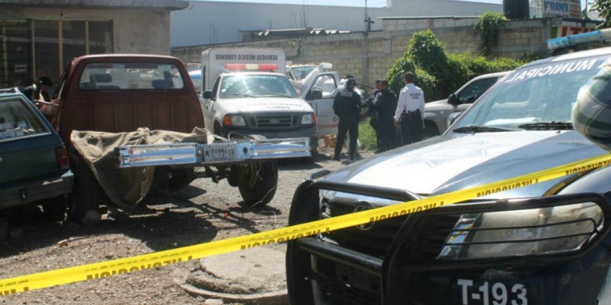 Hallan el cadáver de un hombre en un taller mecánico, en Temixco