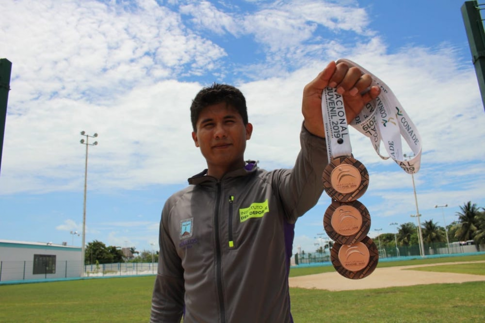 Cierre con broche de oro