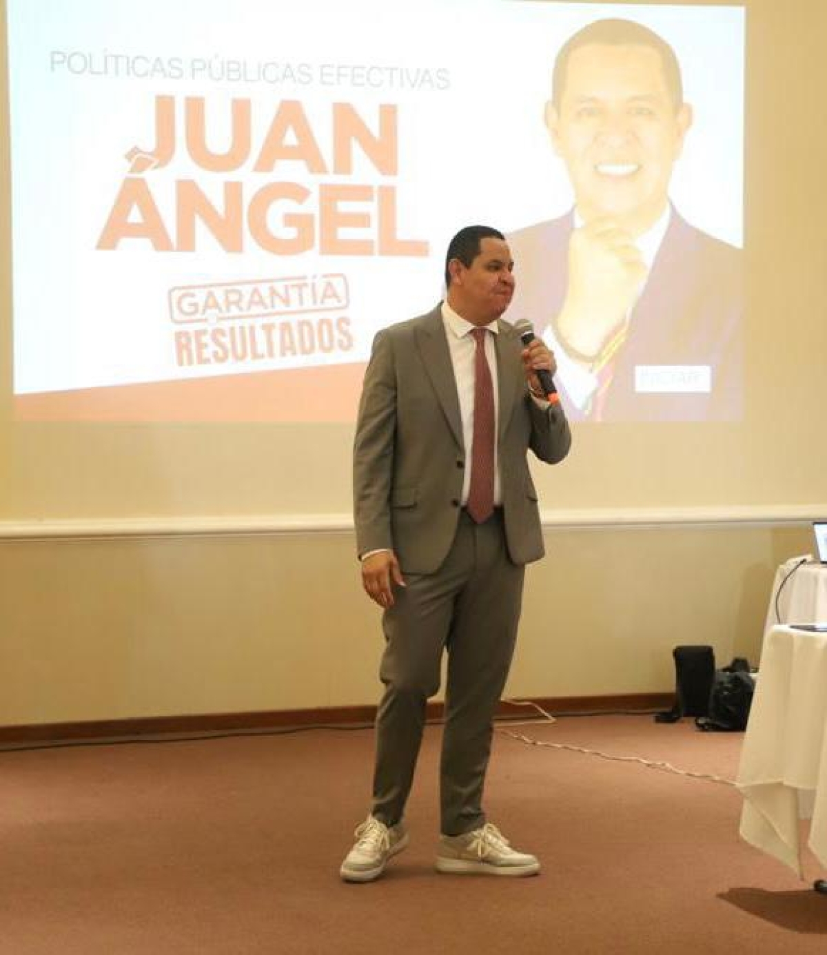 Acredita SEVAC a Juan Ángel Flores en garantía de resultados