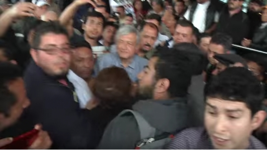 Lanzan escupitajo a AMLO en Tijuana