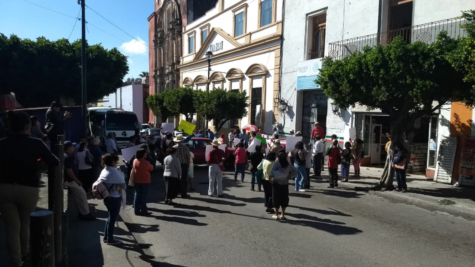 Protesta Asociación Cívica Morelense en la Profeco