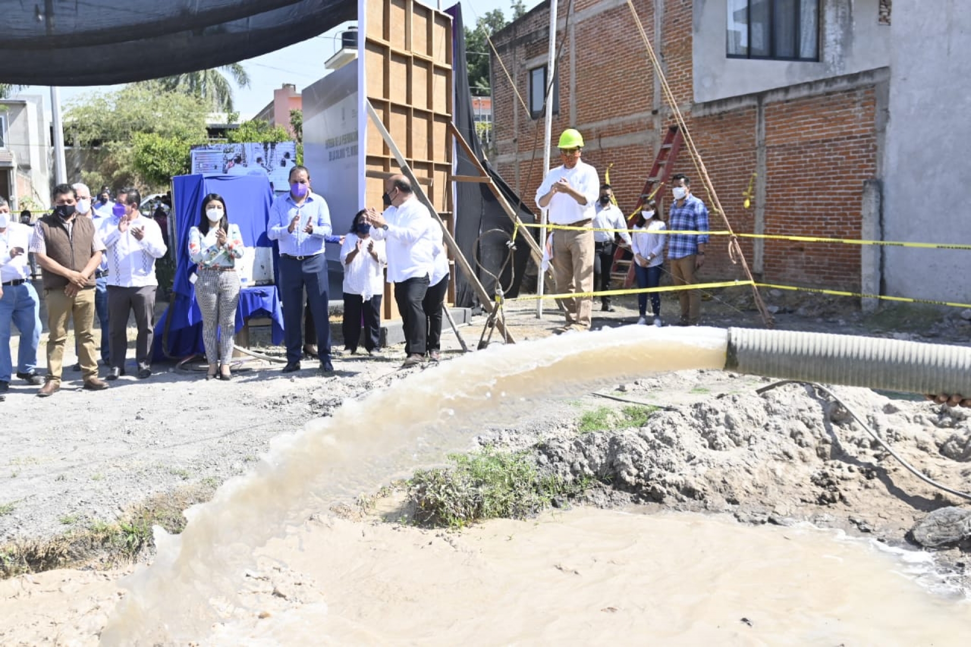 Entrega Cuauhtémoc Blanco perforación de pozo de agua en colonia El Mirador en Cuautla