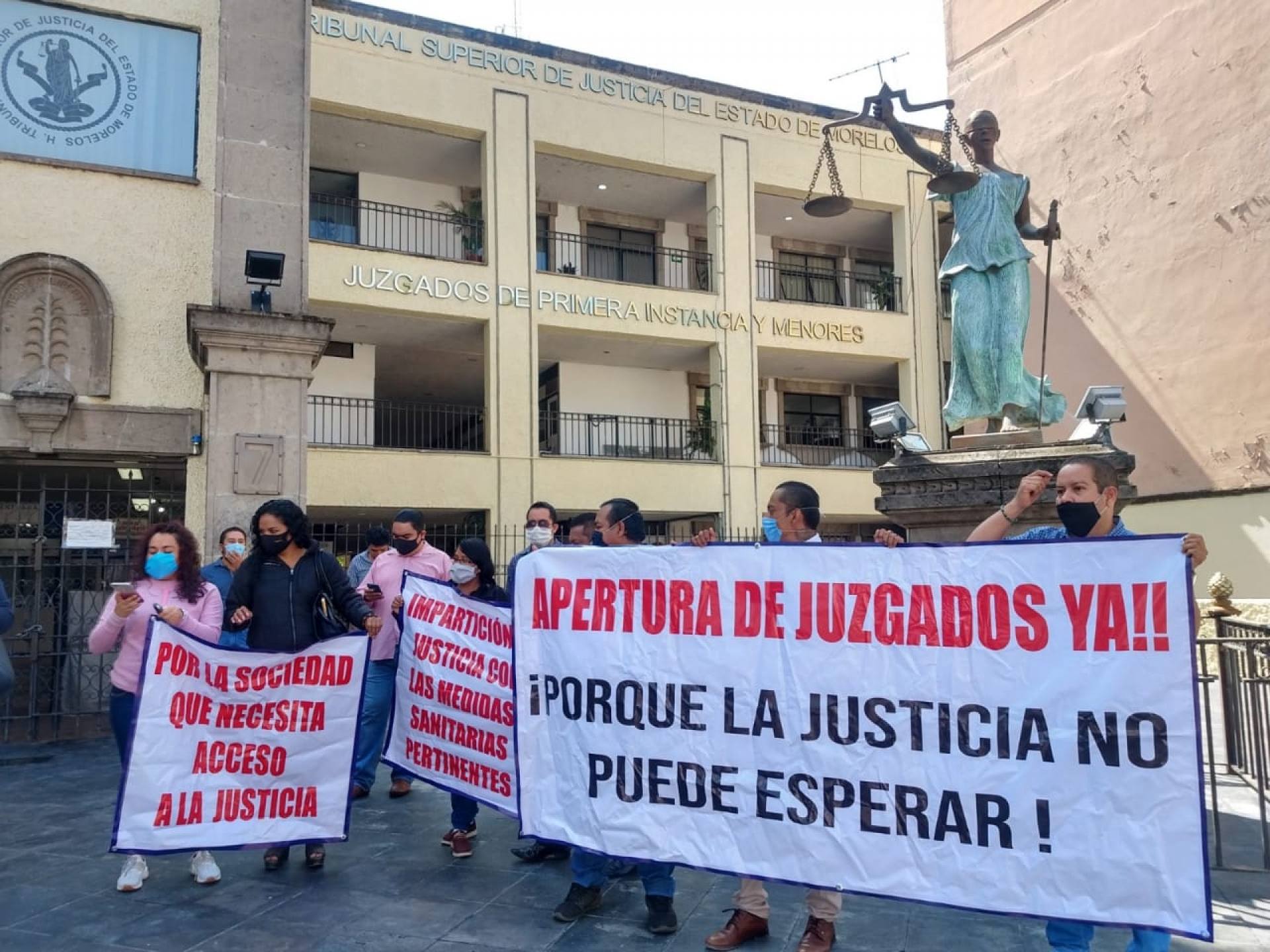 Protestan abogados en el TSJ; piden reapertura de juzgados