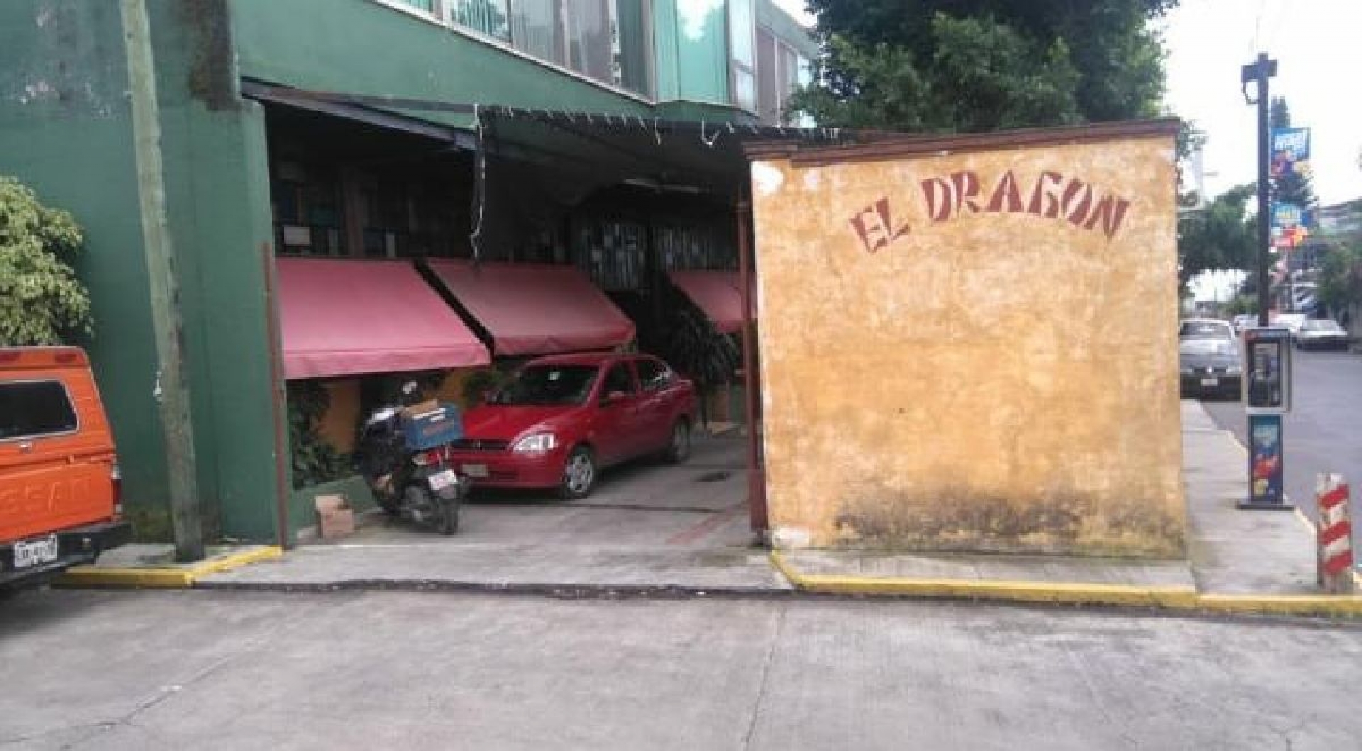 Cuatro individuos asaltaron un restaurante en la Barona