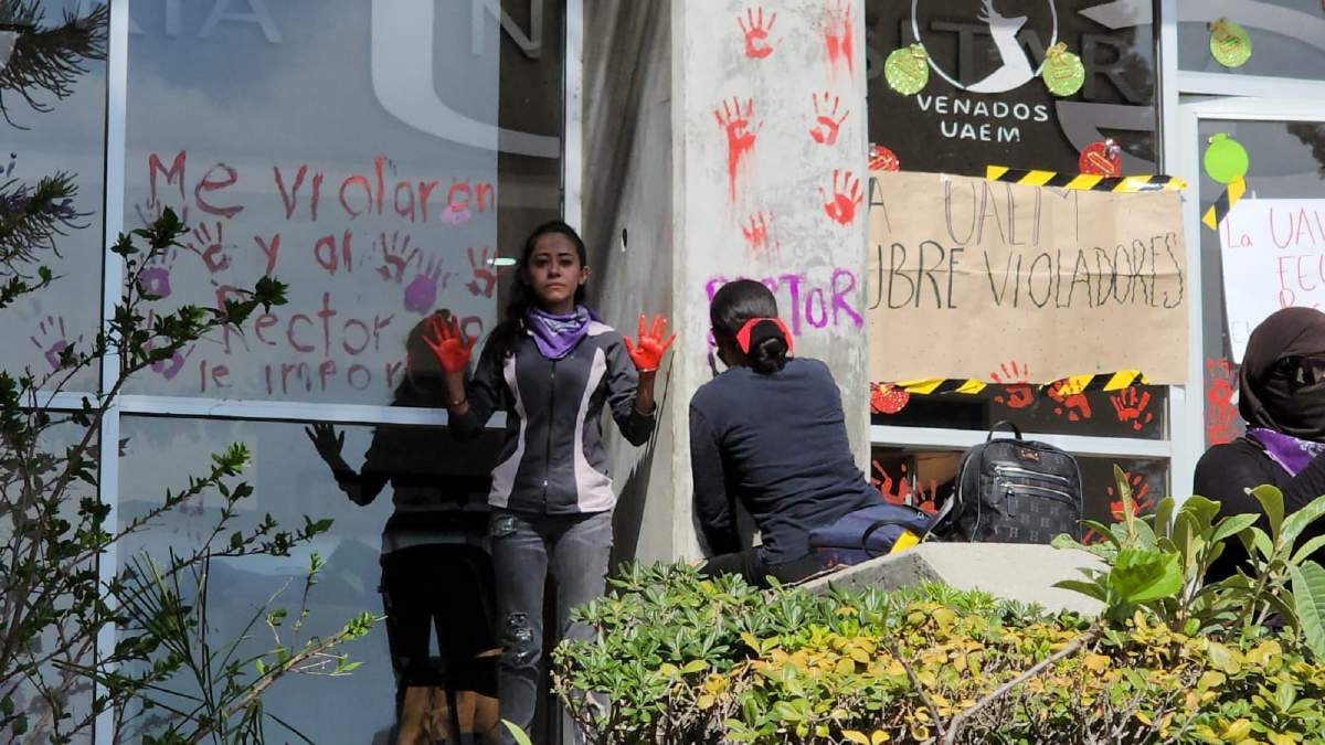 Protestan colectivos en la UAEM