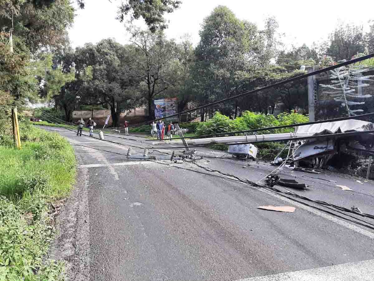 Se impacta camión contra un auto y un poste; hay dos heridos