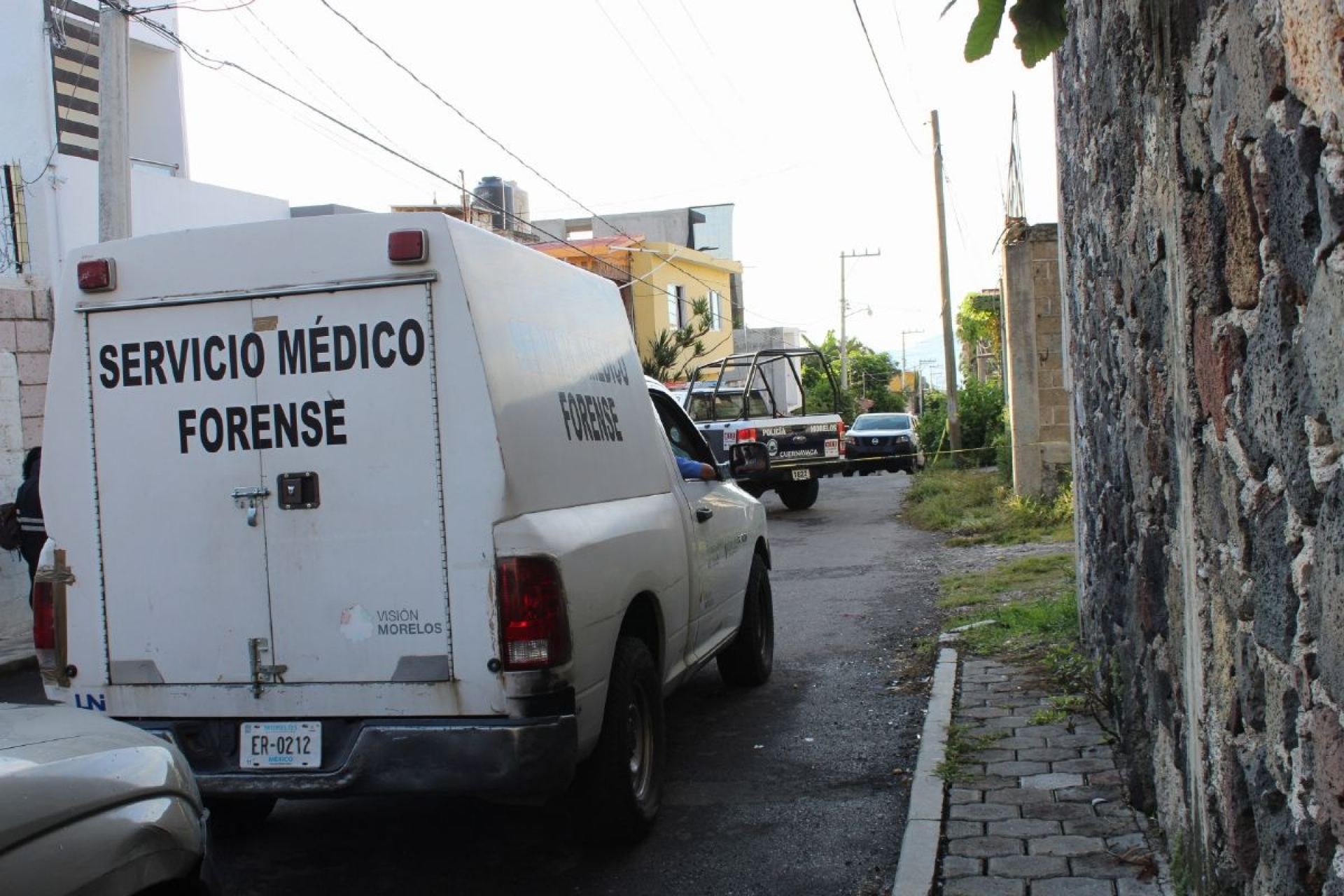 Asesinan a una mujer afuera de su casa