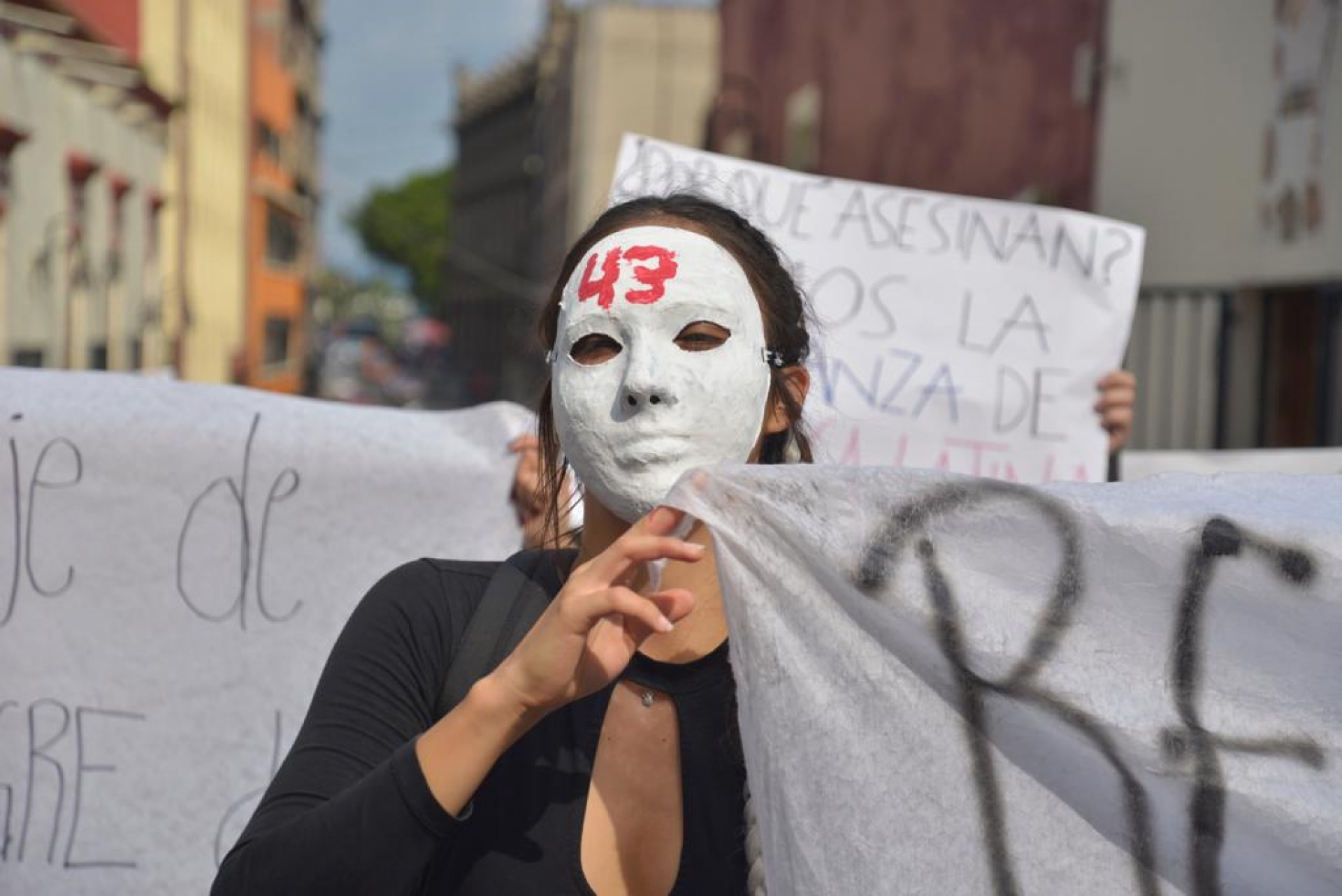 Marchan en el aniversario de la desaparición de los 43 normalistas