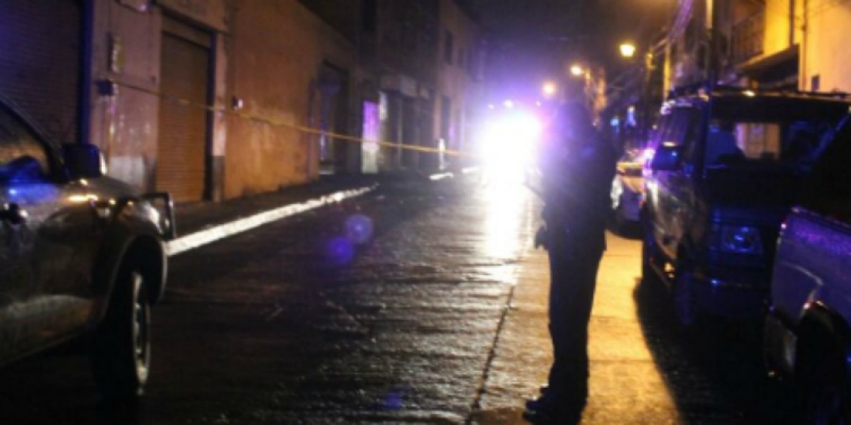 Atacan a balazos a dos personas en el centro de Cuernavaca; una fallece en el lugar