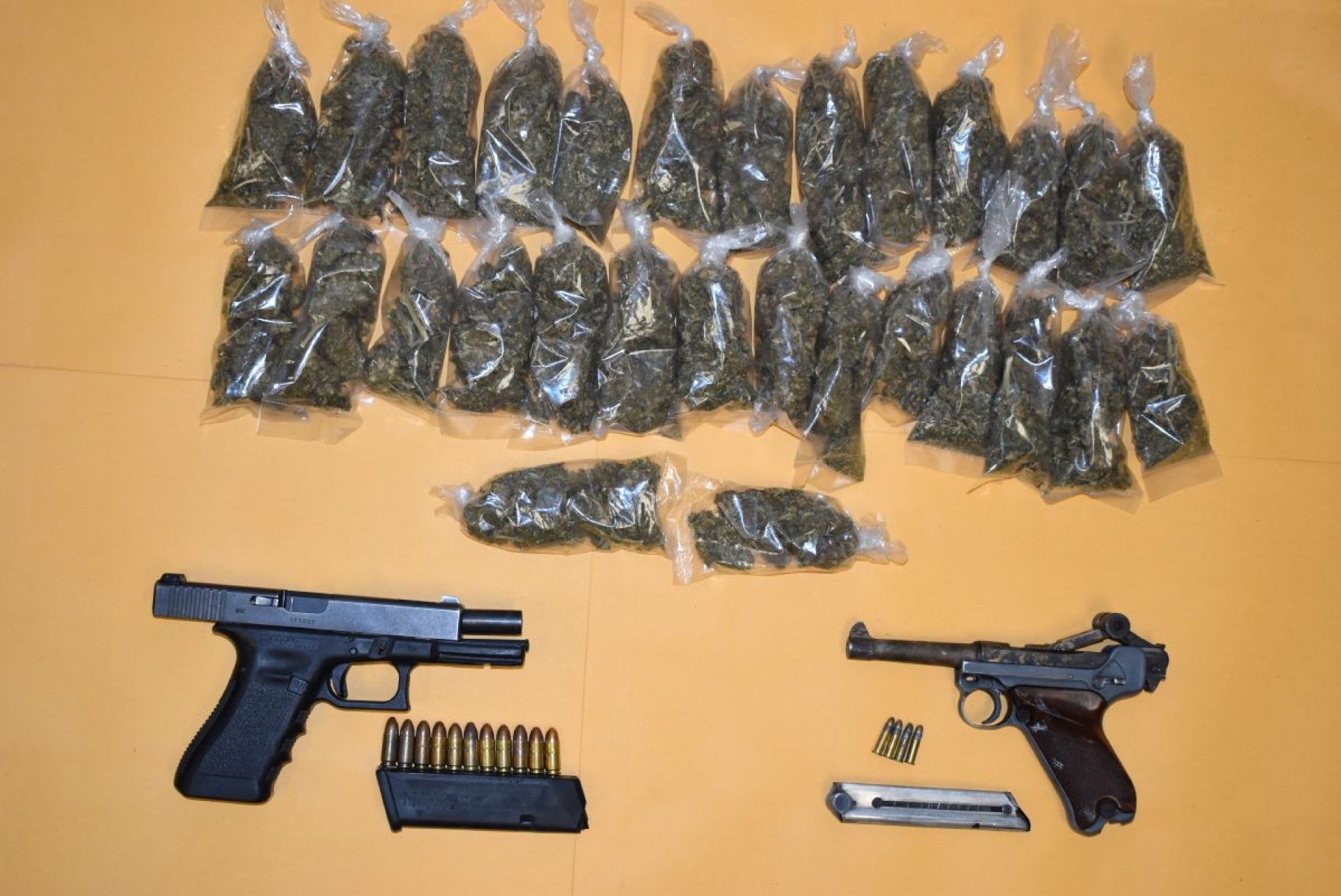 Arrestan a joven que tenía dos armas de fuego y droga