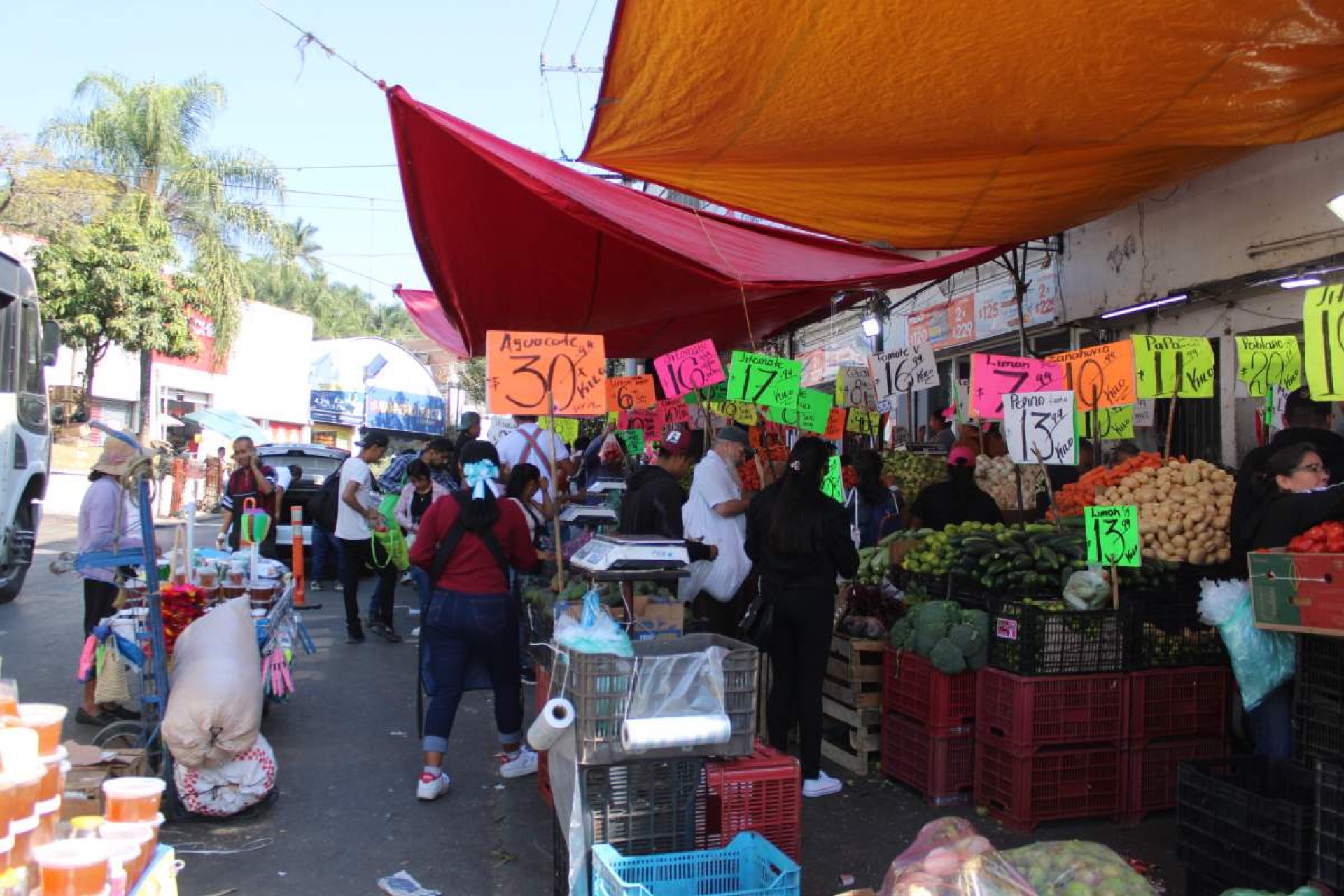Niegan incremento de ambulantaje en periferia del mercado ALM