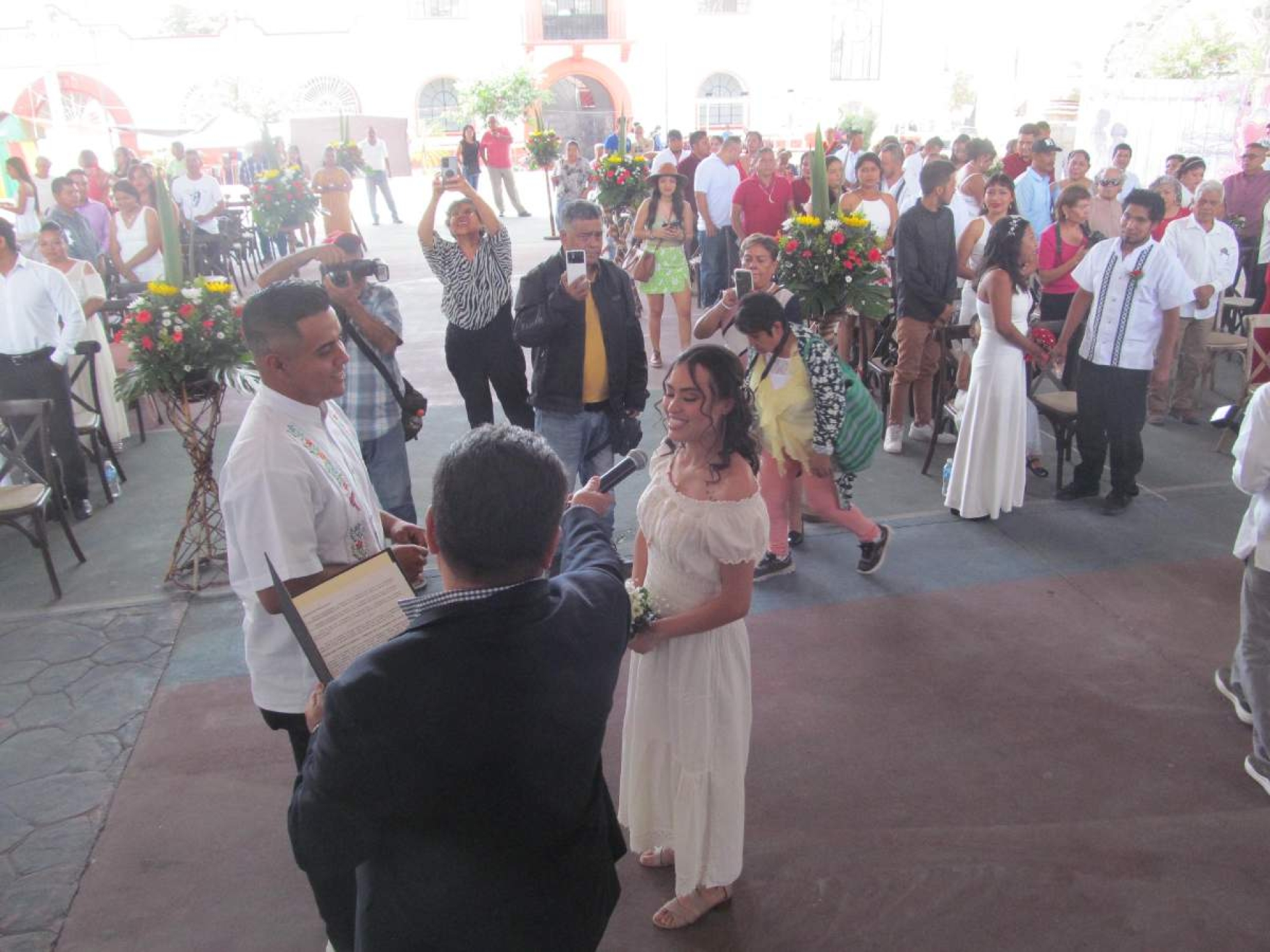 Se casan 45 parejas y se divorcian dos en la zona sur